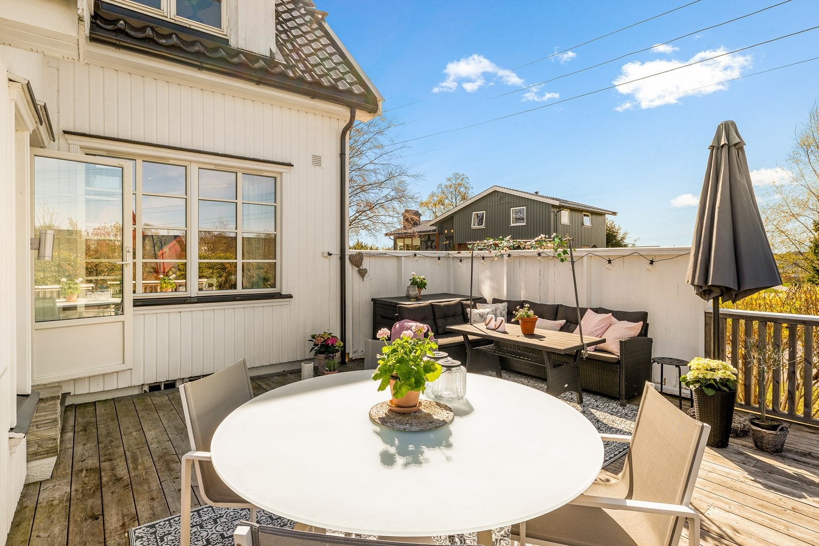 En herlig terrasse hvor sommerdagene kan nytes fullt ut. Galleribilde