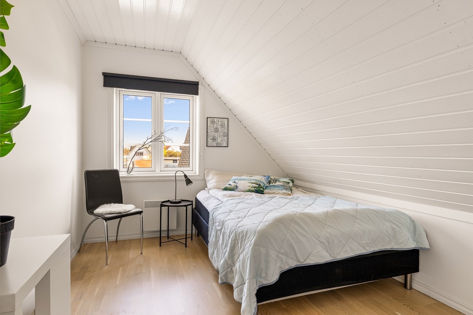 Pent og innbydende soverom med skråtak og god romfølelse. Velegnet som barne-, gjeste- eller ungdomsrom. Galleribilde