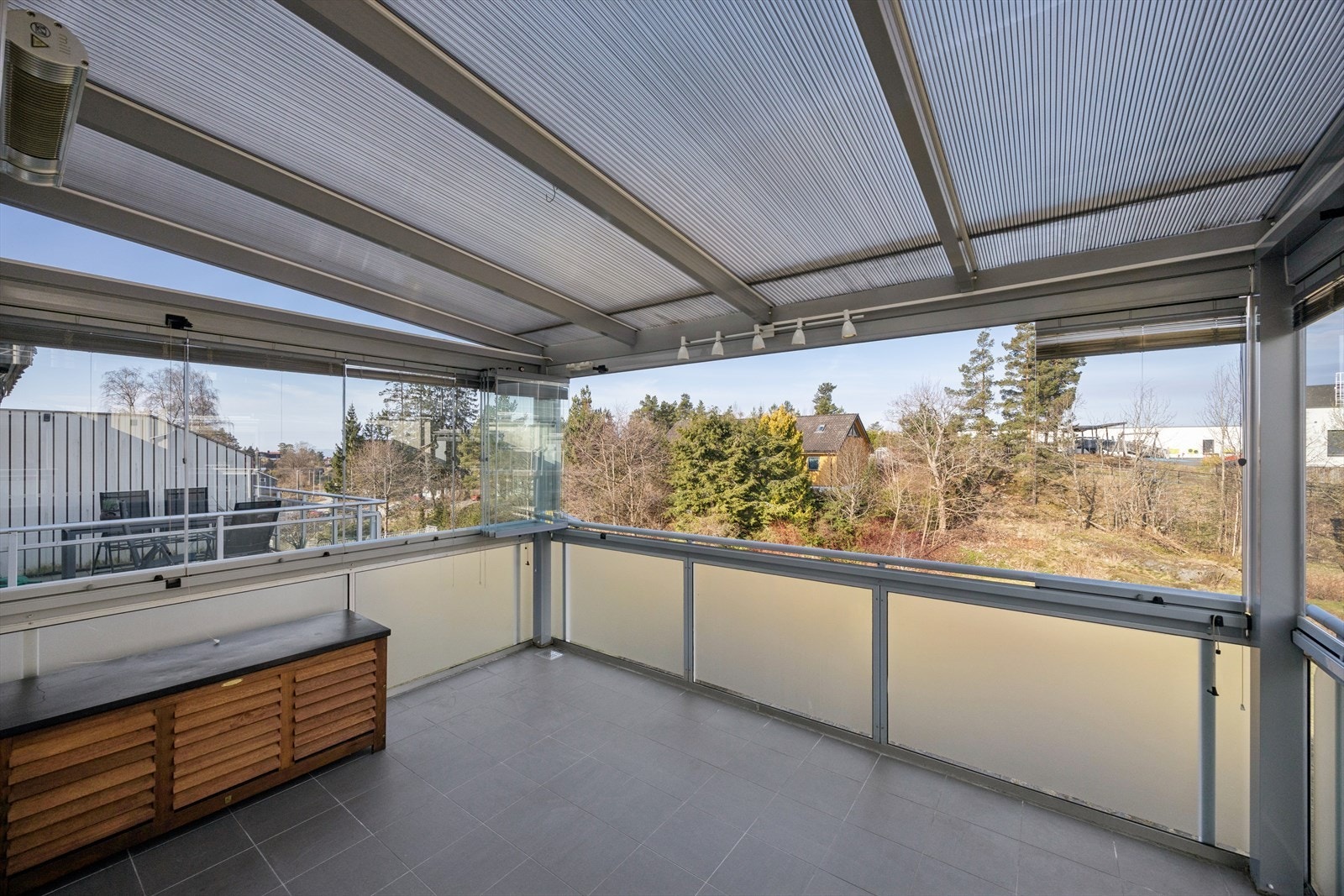 Den innglassede balkongen, med rekkverk i stål og glass, gir et ekstra rom for rekreasjon. Galleribilde