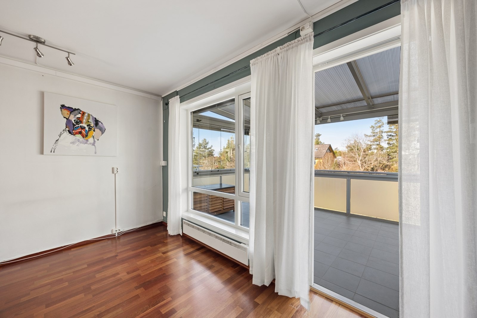 Fra stuen har du direkte utgang til en vestvendt, innglasset balkong på hele 12 m². Galleribilde