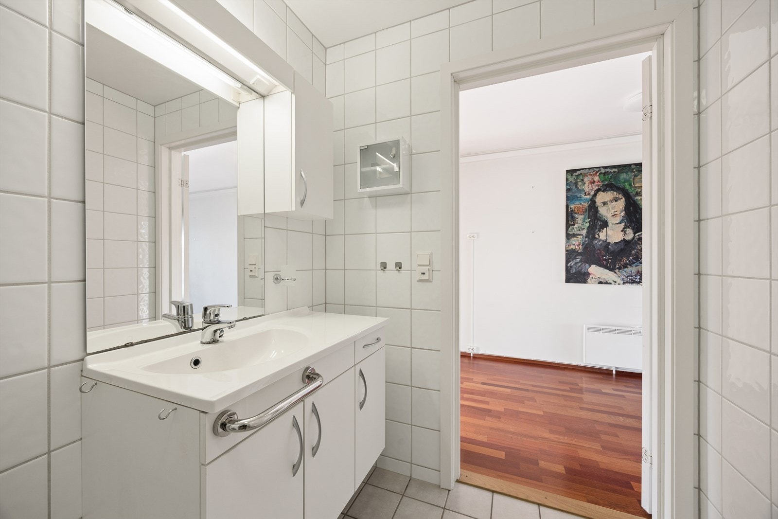Badet fra byggeåret 2006 har flislagte vegger og gulv med elektriske varmekabler. Galleribilde