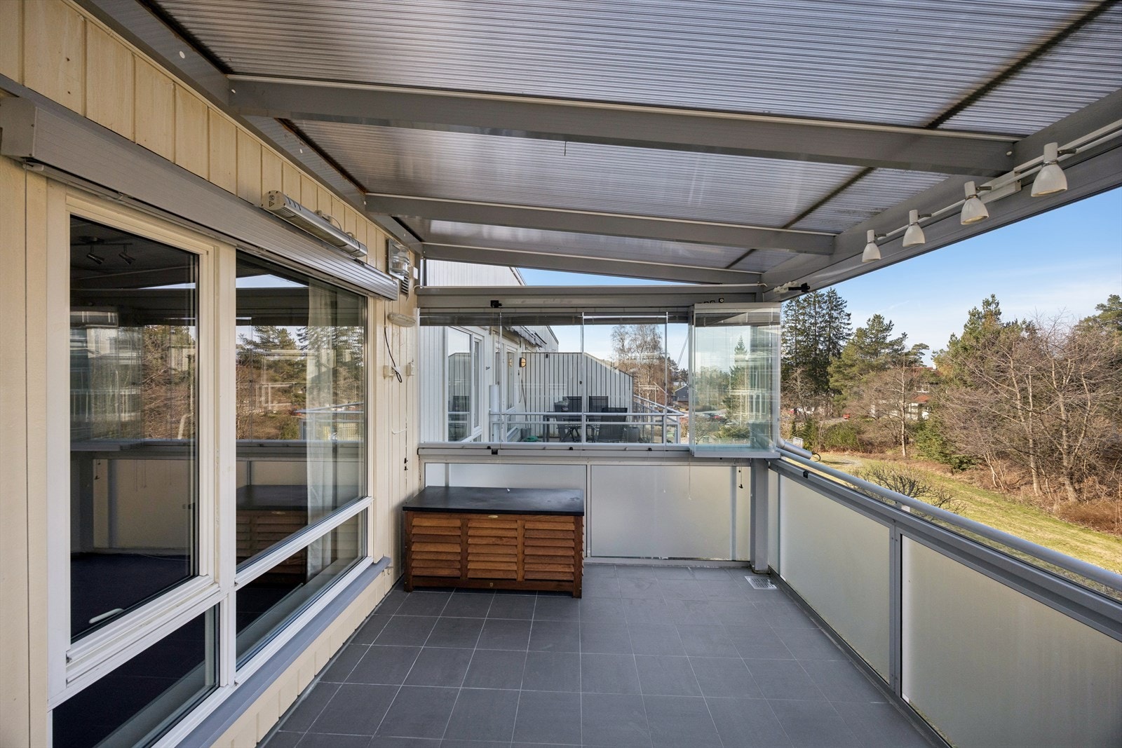 Balkongen er flislagt og utstyrt med både solskjerming, terrassevarmer, stikkontakter og belysning for utvidet sesongbruk. Galleribilde