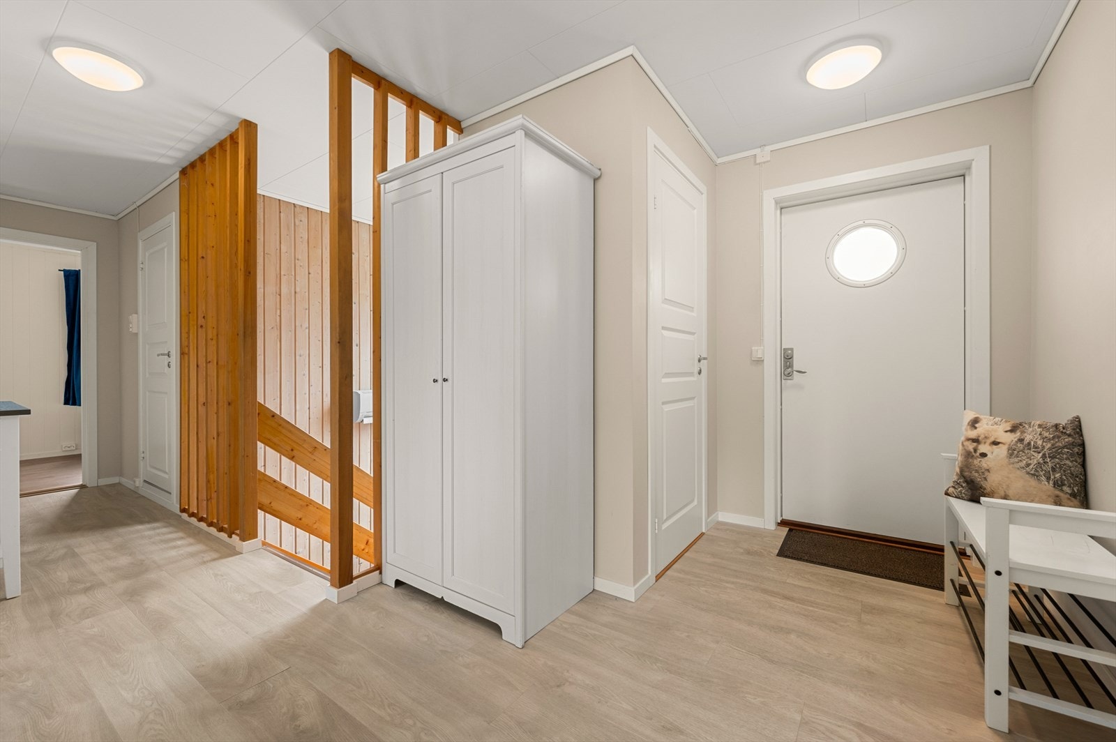 Velkommen inn! I gangen er det god plass til å henge av seg ytterklær og sko. Galleribilde