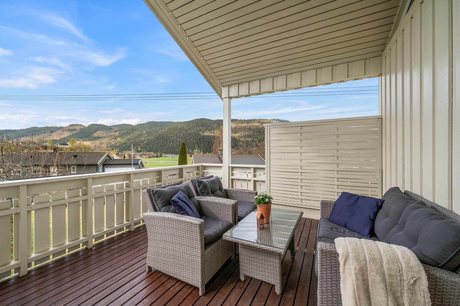 Fra stuen er det direkte adgang til 12,5 m² med terrasse. Perfekt for varme sommerdager. Galleribilde