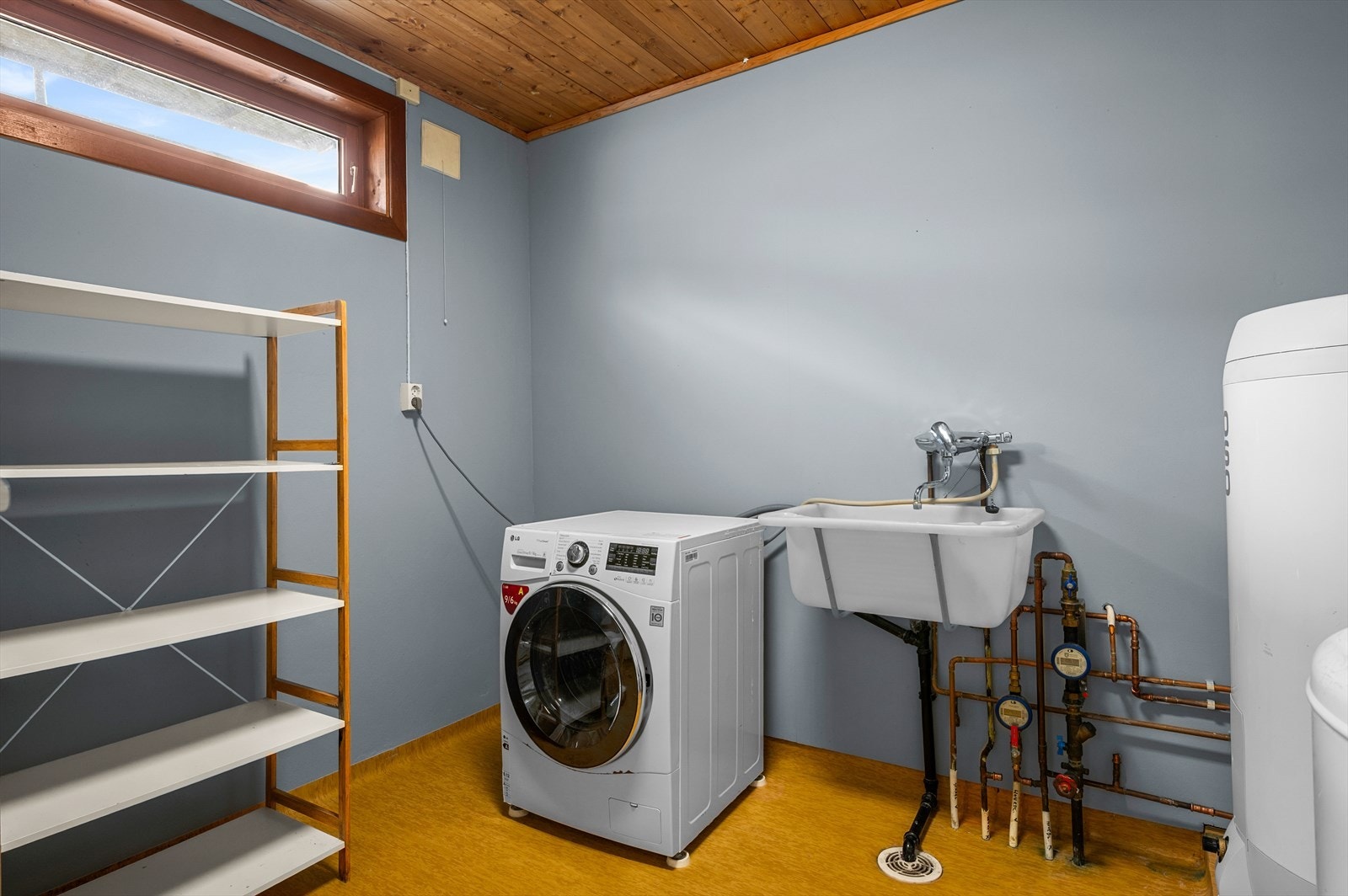 Praktisk vaskerom med opplegg for vaskemaskin. Galleribilde