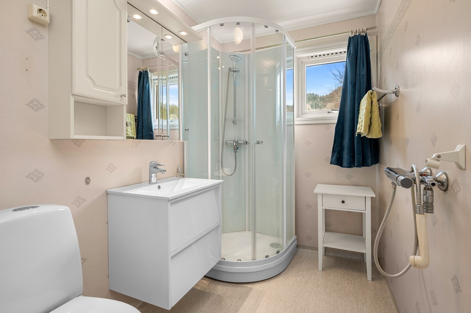 Badet har gode oppbevaringsmuligheter. Galleribilde