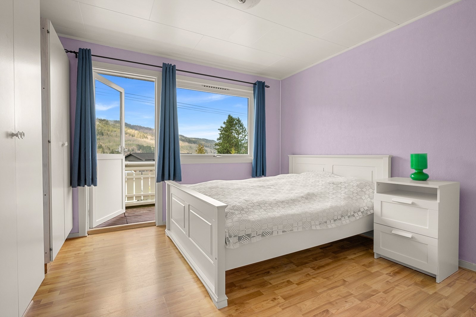 Dette er et av boligens tre soverom, dette soverommet måler hele 12 m². Galleribilde