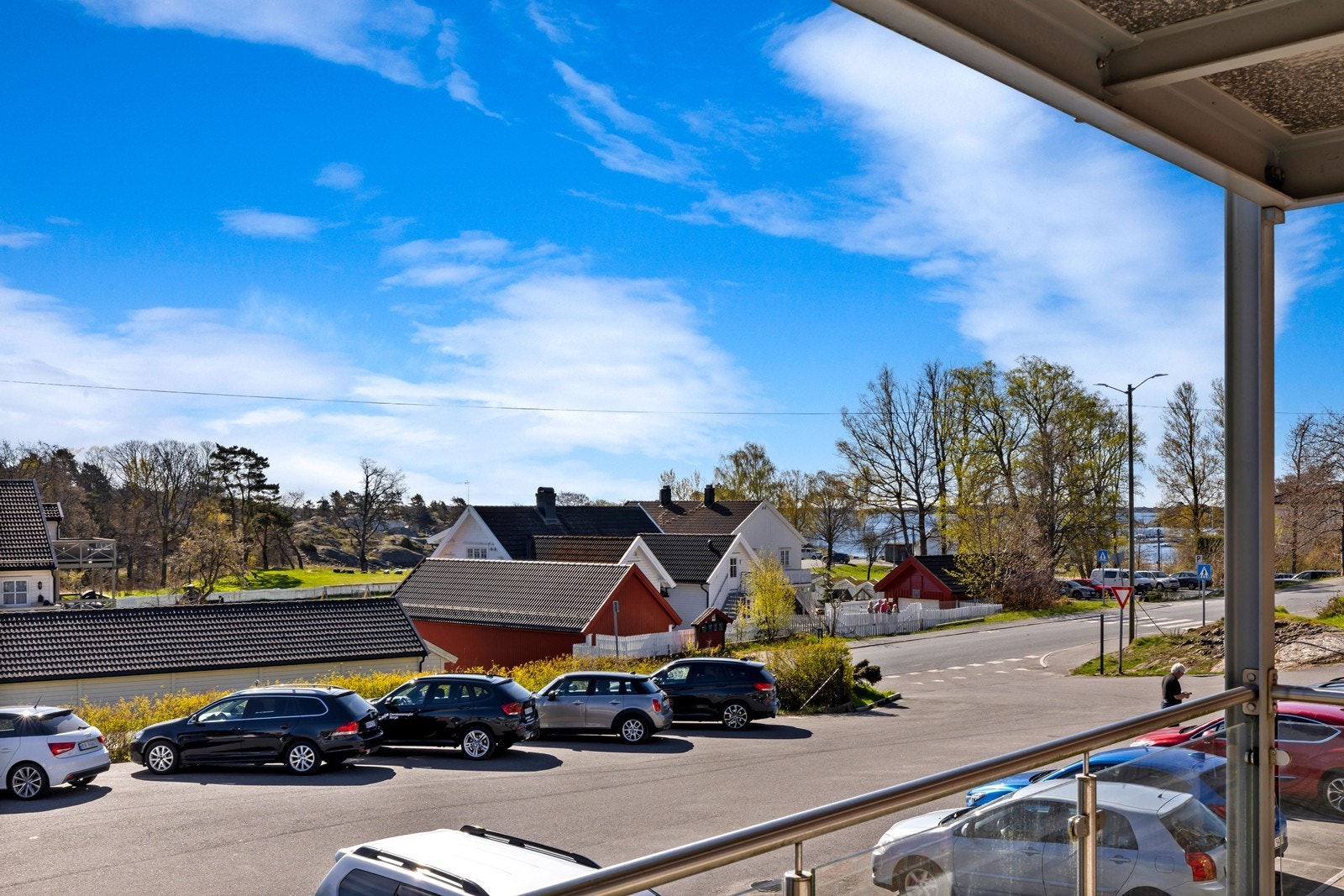 Her kan en nyte solen på varme sommerdager. Det er plass til utemøblering/ sittegruppe Galleribilde