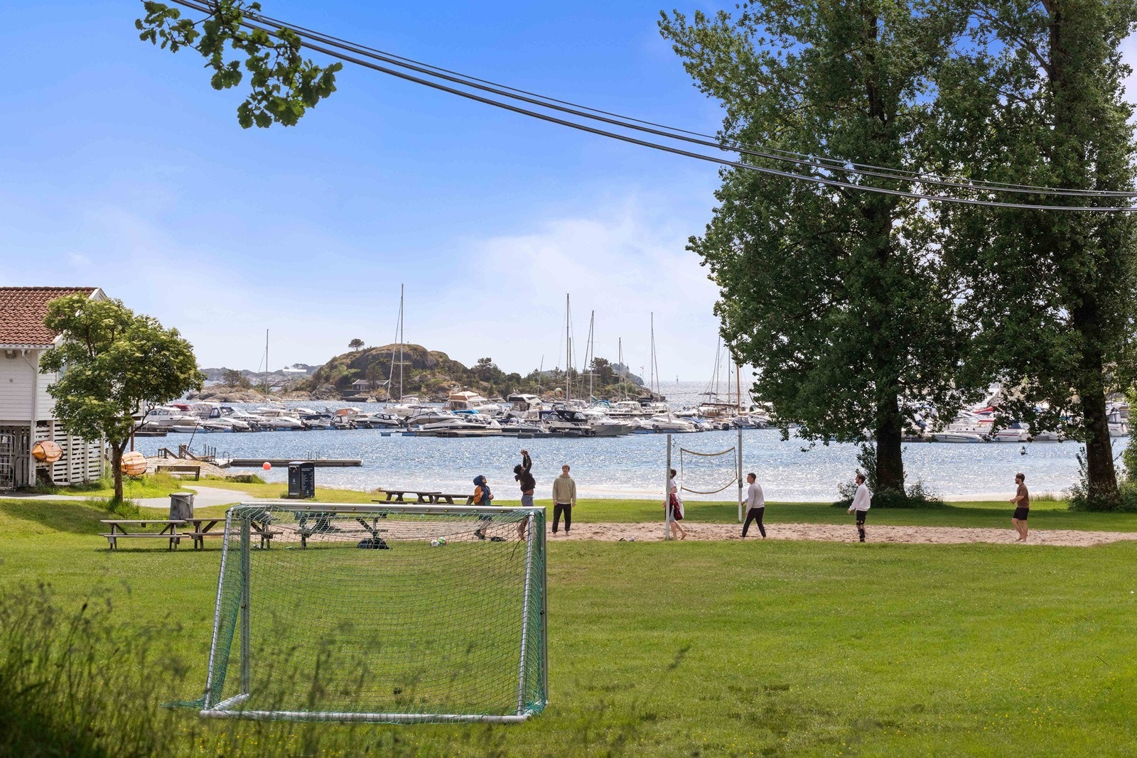 Groos er meget populært med flotte badestrender og svaberg, turmuligheter, store gressarealer, lekeplass, kafé og strandvolleyballbane Galleribilde