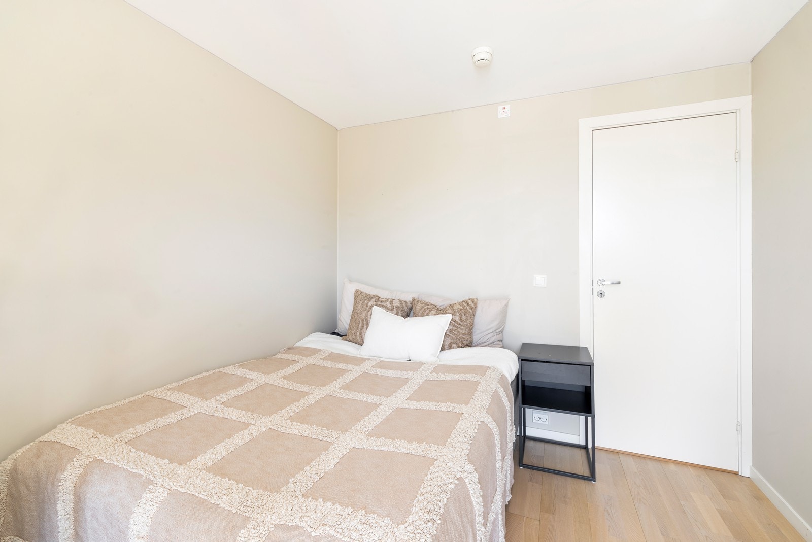 Her er det plass for seng, nattbord, kommode og skrivebord Galleribilde