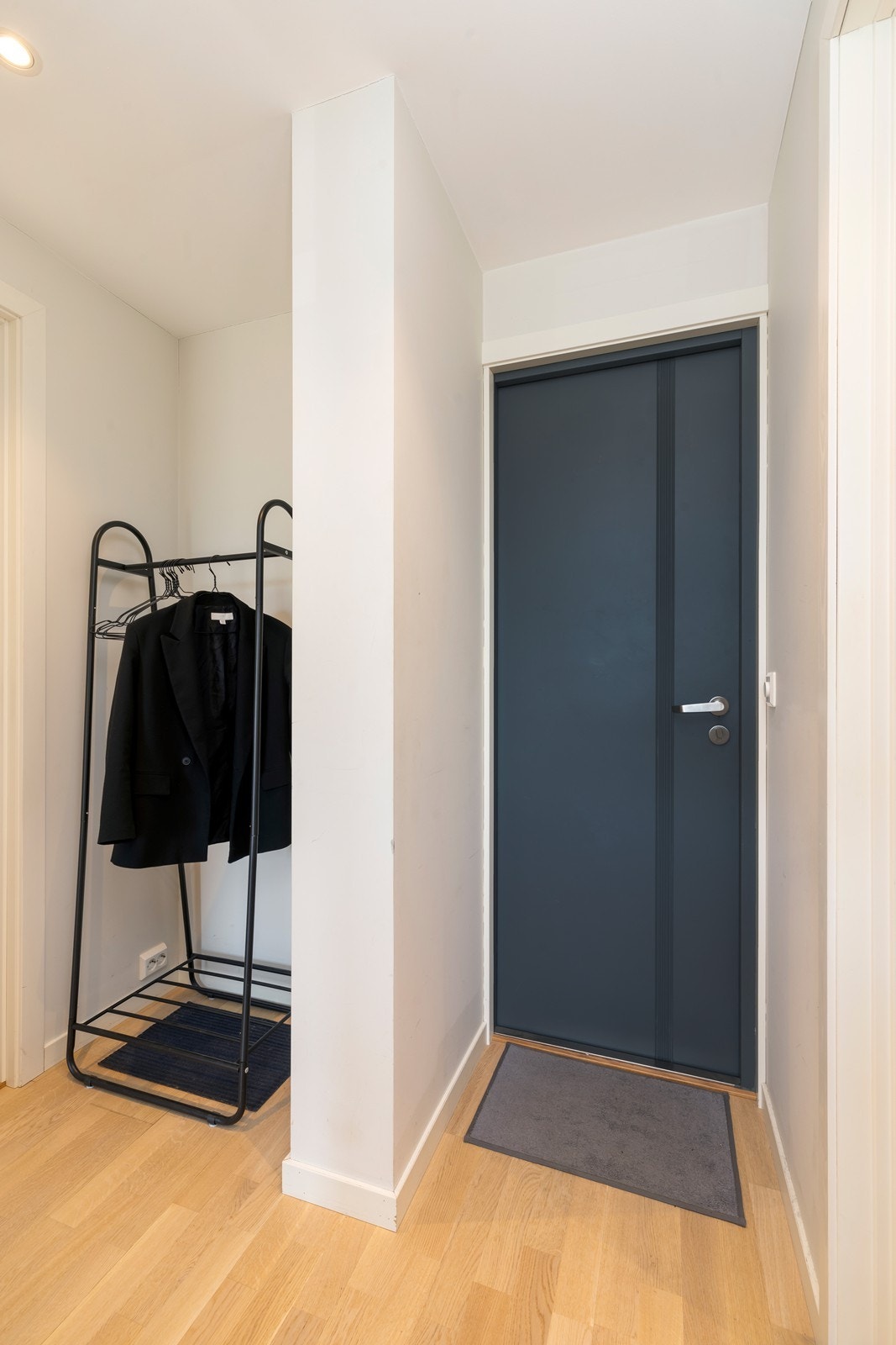 Her er plass til et stativ for å henge fra seg yttertøy og sette fra seg sko Galleribilde