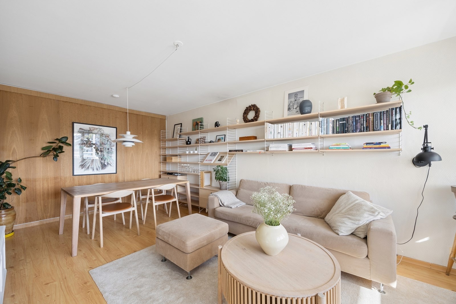Romslig stue med plass til både sofagruppe og spiseplass Galleribilde