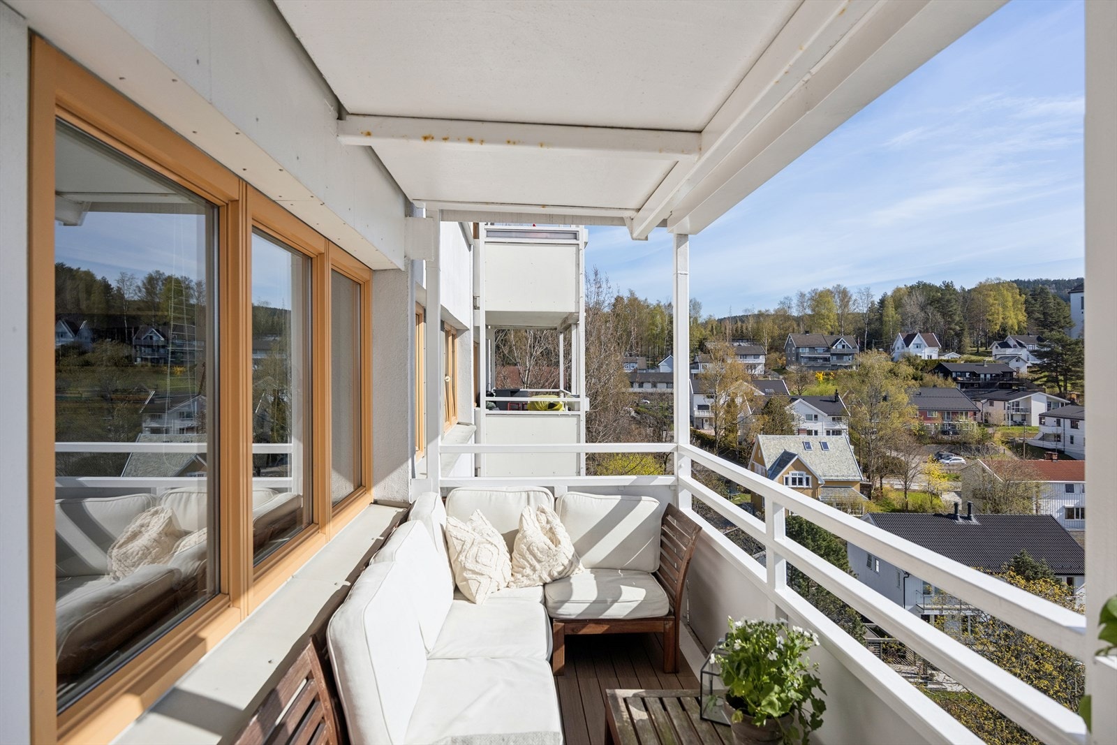 Romslig balkong på ca. 8 m² med plass til sittegruppe Galleribilde