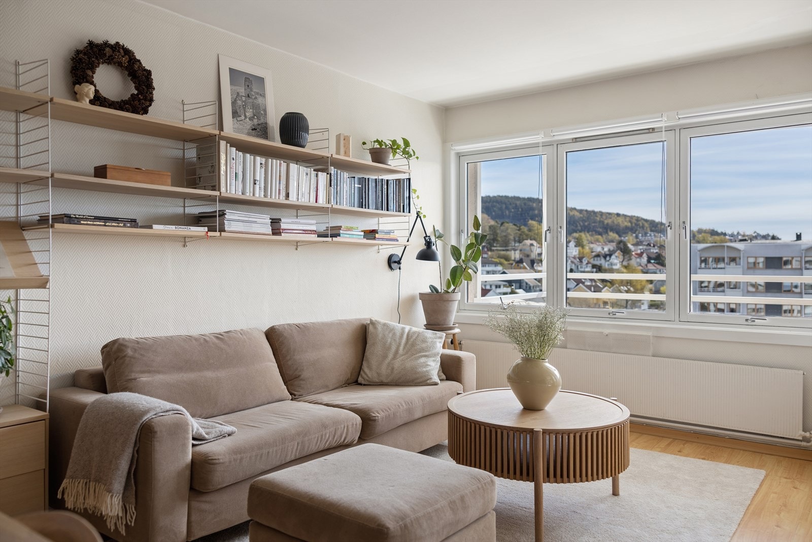 En lys og innbydende 2-roms leilighet god romfølelse og flotte møbleringsmuligheter Galleribilde