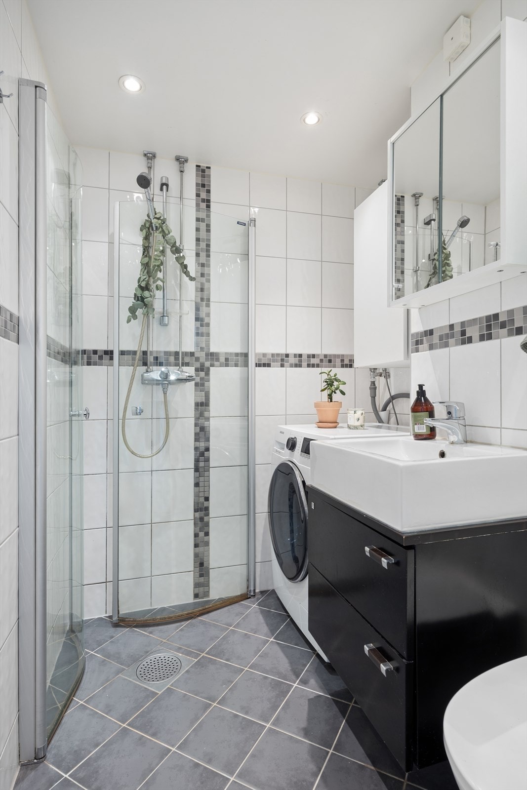 Badet har også varmekabler og opplegg for vaskemaskin Galleribilde
