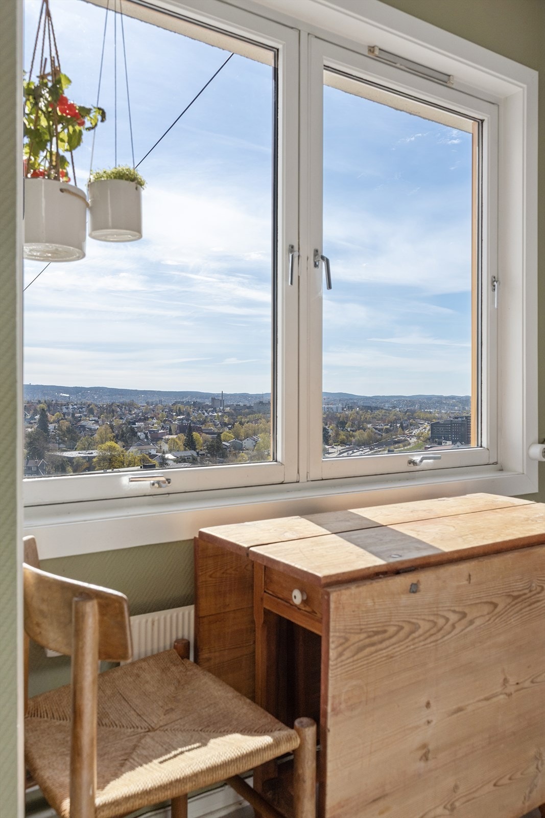 Fantastisk utsikt fra kjøkkenbord - Her kan frokosten nytes i en hektisk hverdag Galleribilde