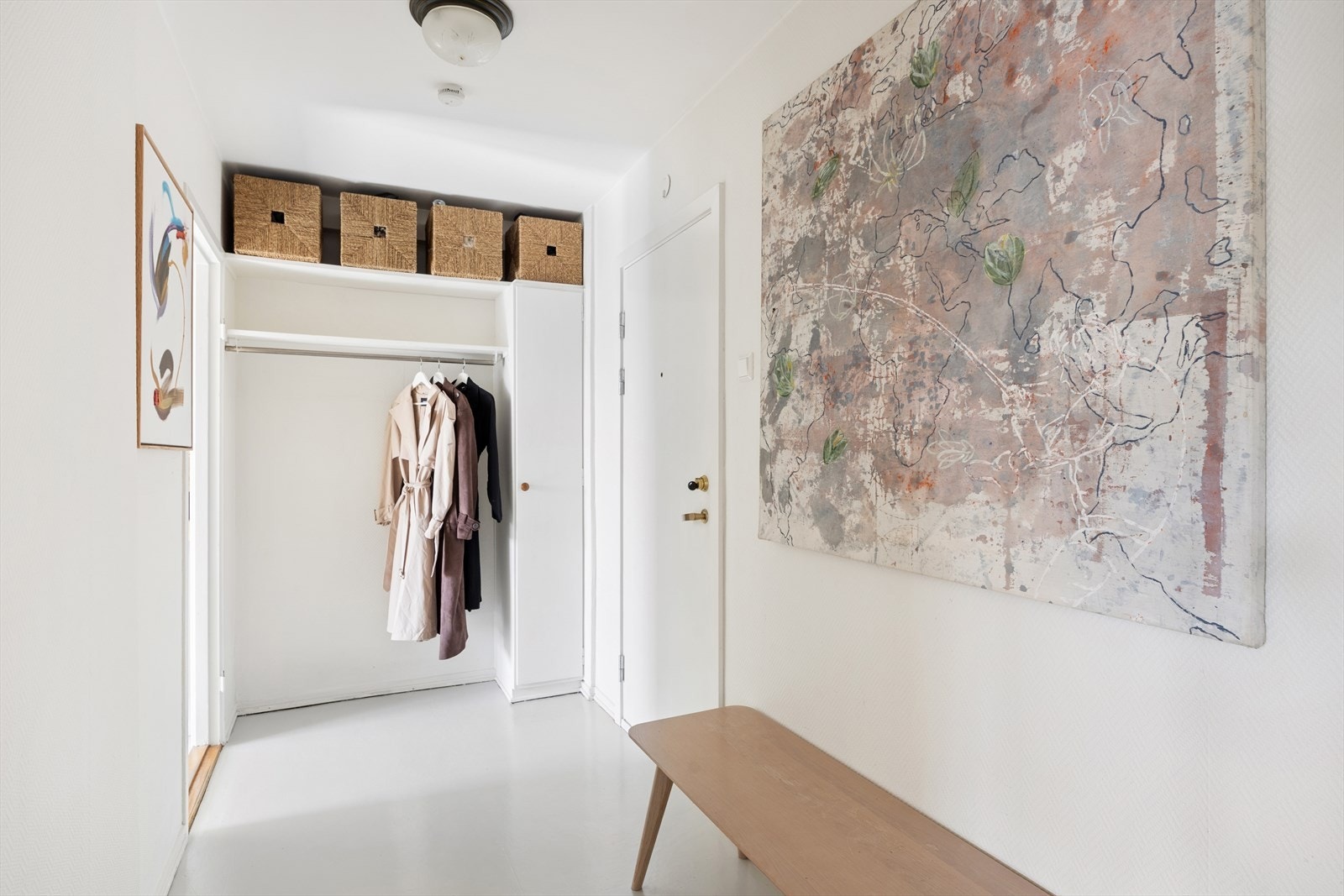 Innbydende entré med god plass til å henge fra seg yttertøy før man trer videre inn i boligen Galleribilde