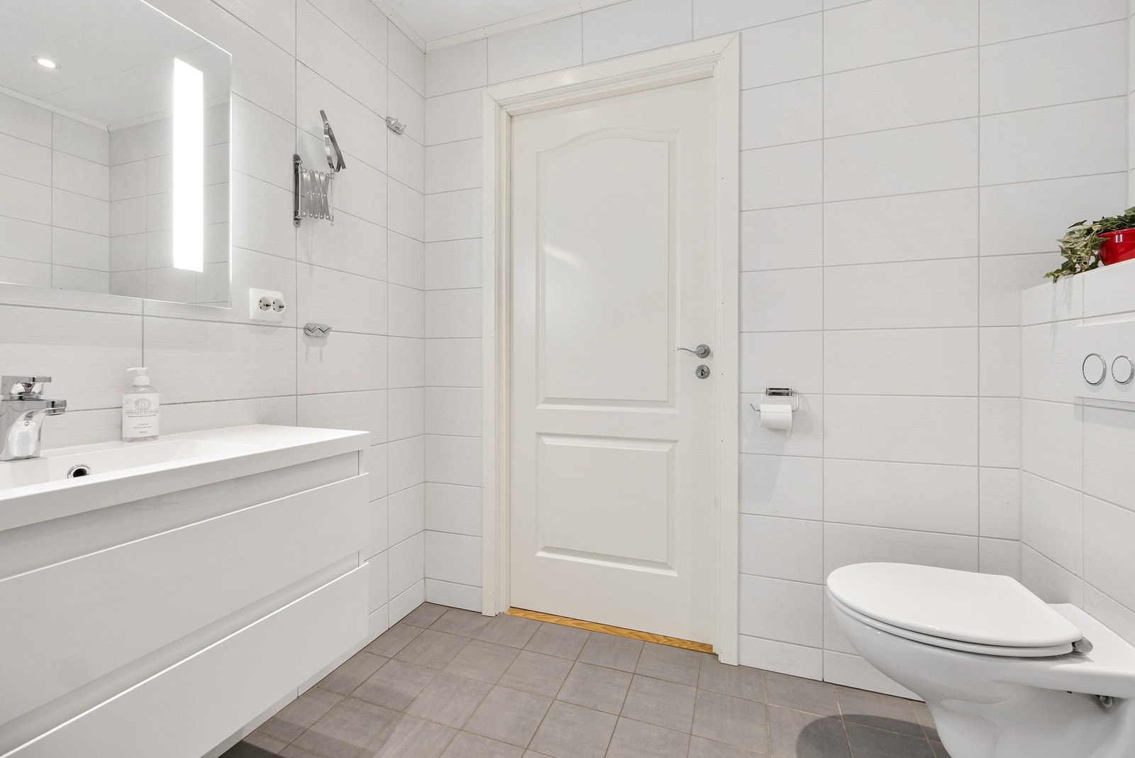 Overflater med fliser på både gulv og vegger Galleribilde