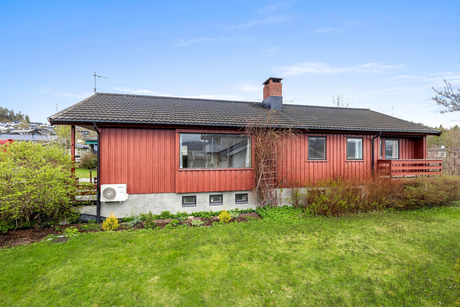 Boligen ligger skjermet til i en blindveg. Pen tomt med gode solforhold Galleribilde