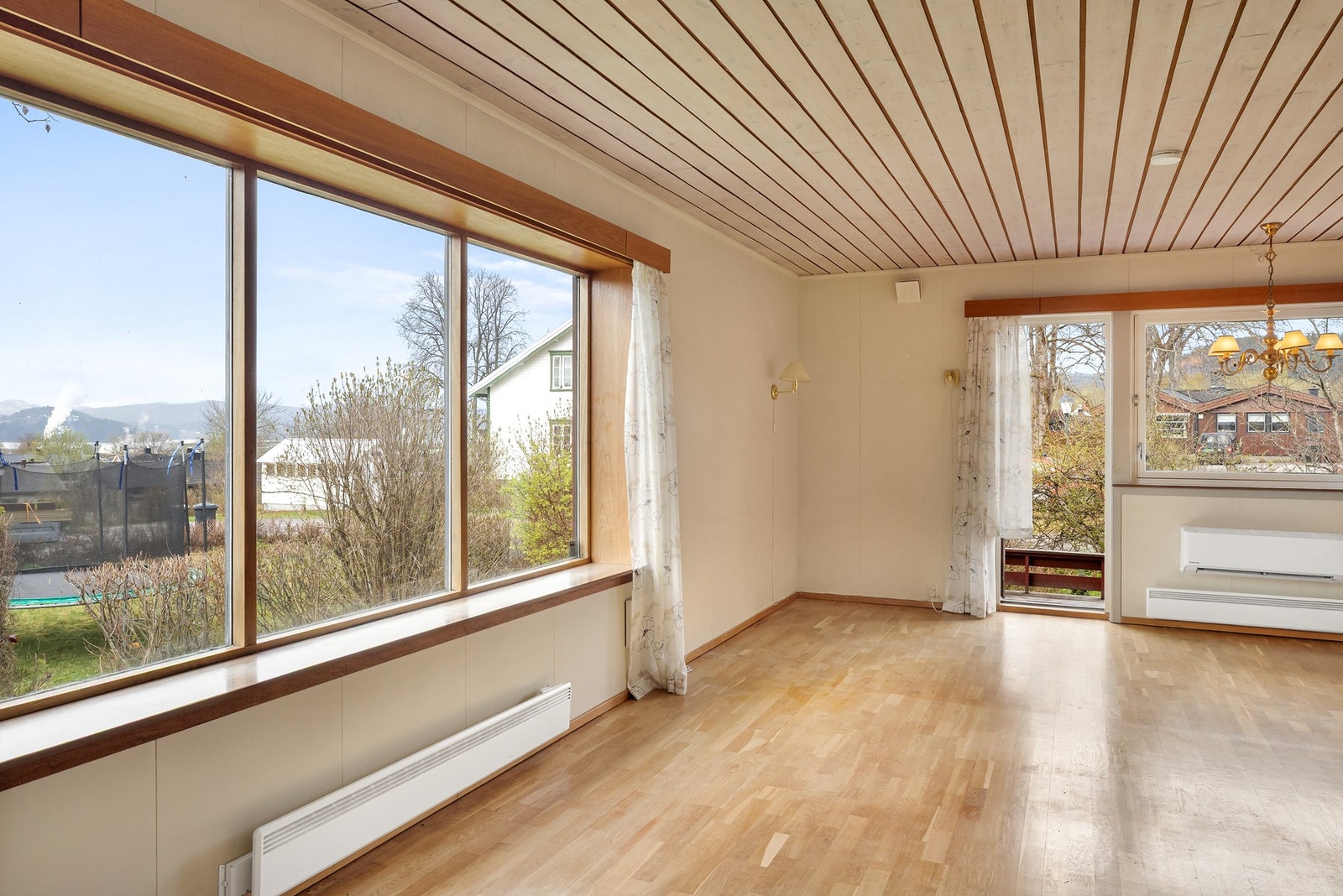 Bjørum er et populært boligområde som kombinerer rolig boform med gangavstand til det meste Galleribilde