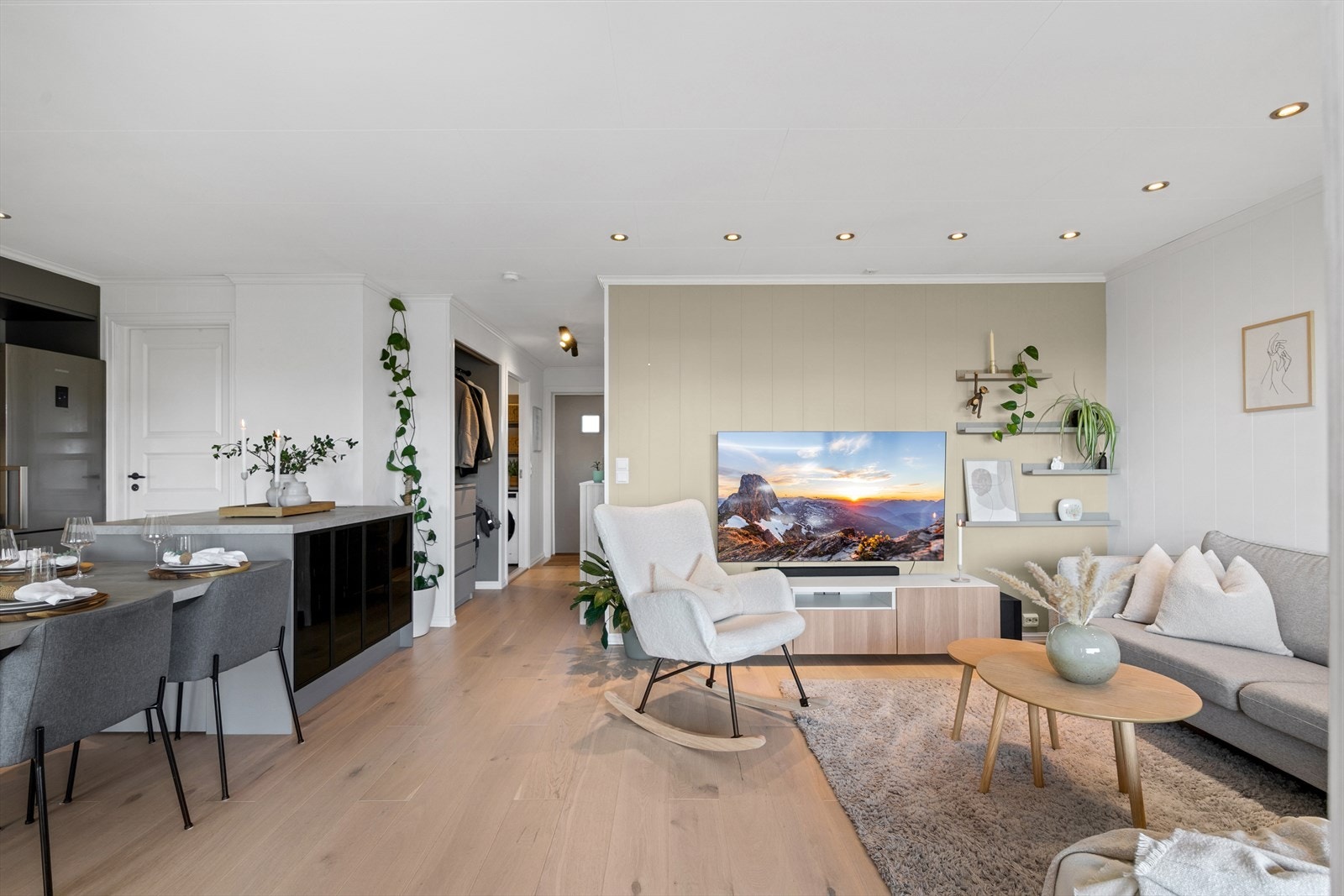 Stuen er romslig og det er plass til stor sofagruppe Galleribilde