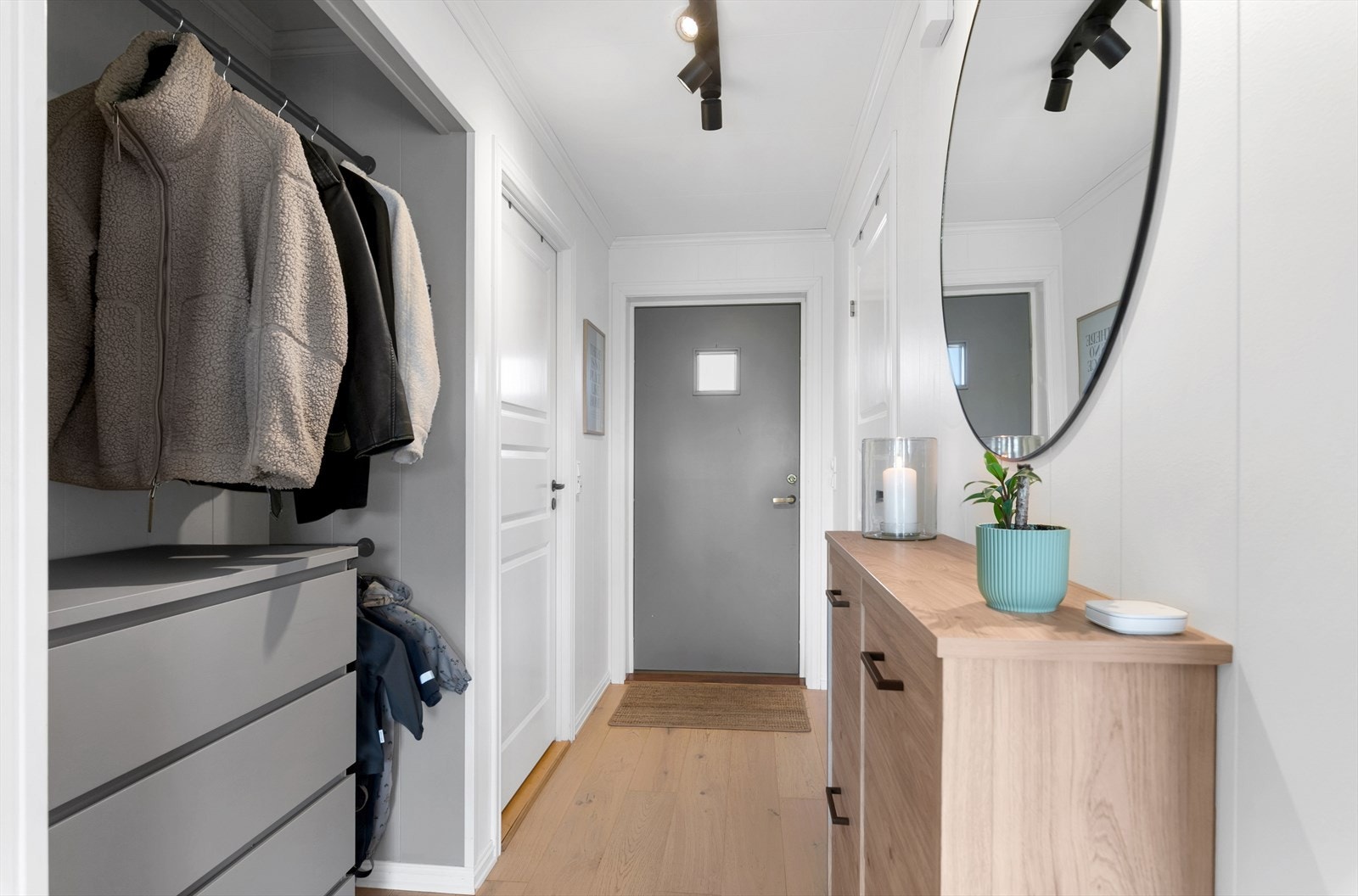 Gang med god plass til yttertøy og sko Galleribilde
