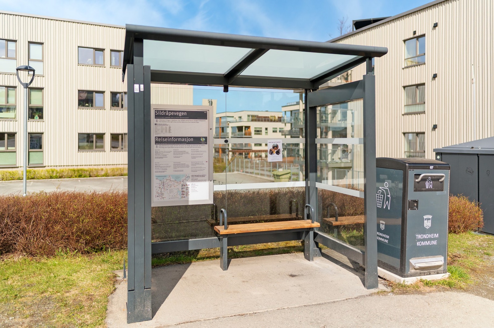 Området har svært gode kollektivforbindelser, med flere bussholdeplasser like ved og hyppige avganger. Galleribilde