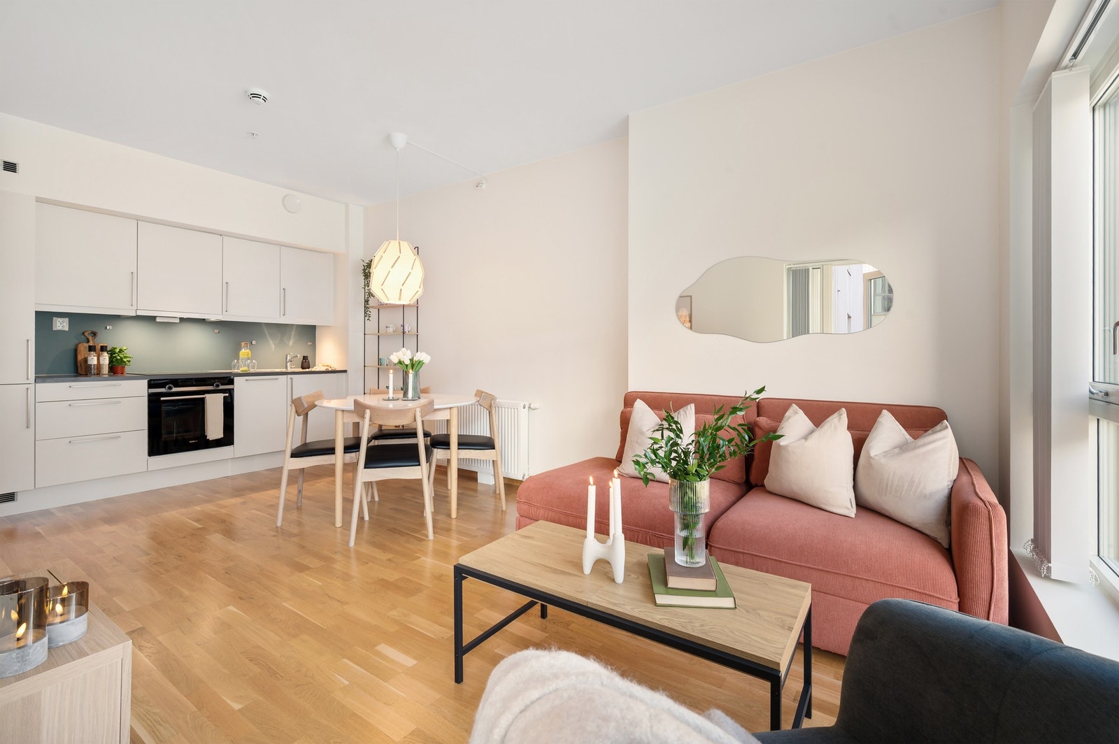 Det er plass til å innrede med både sofa- og spisegruppe. Galleribilde