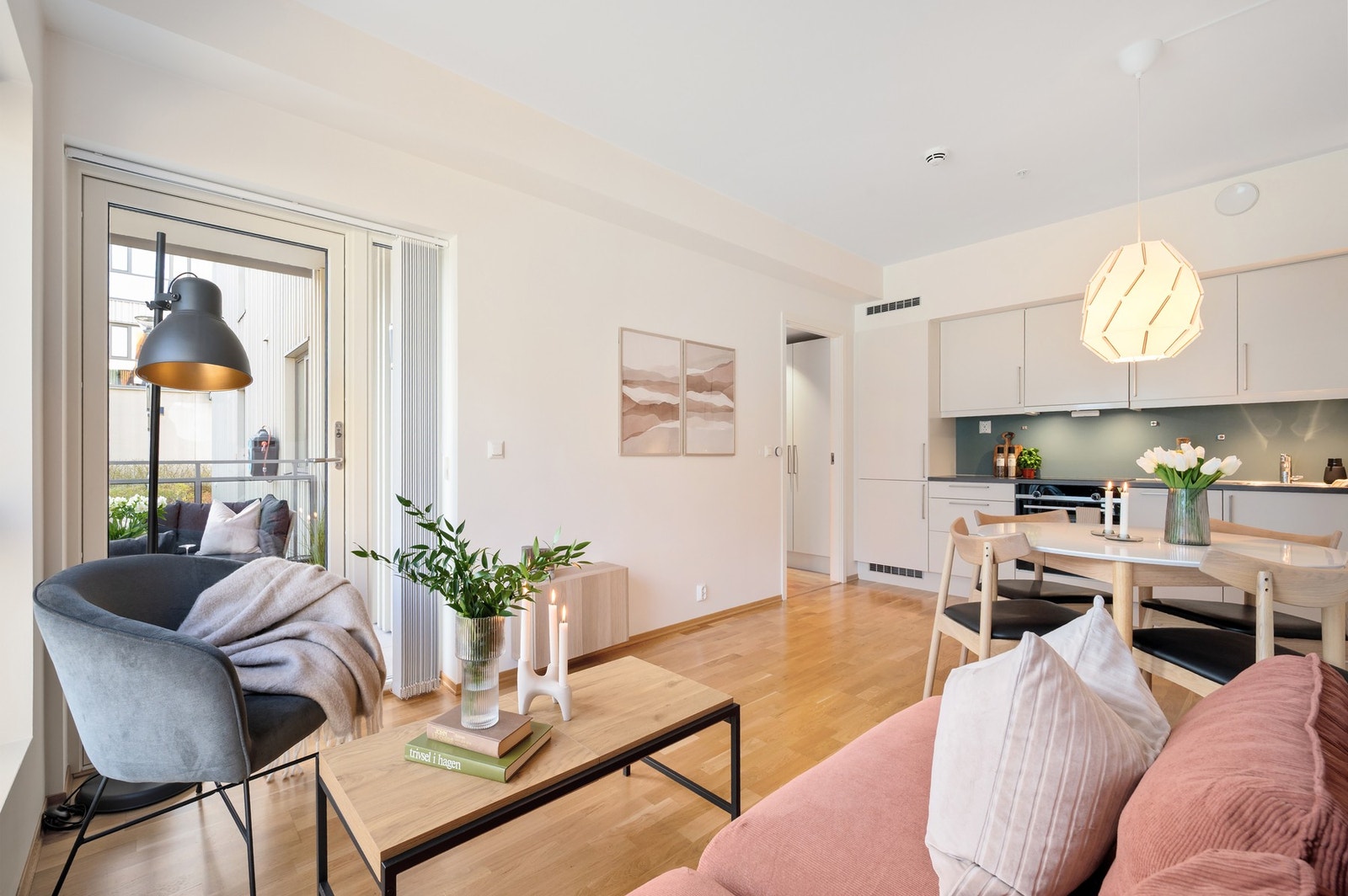 Fra stue har man utgang til balkong. Galleribilde
