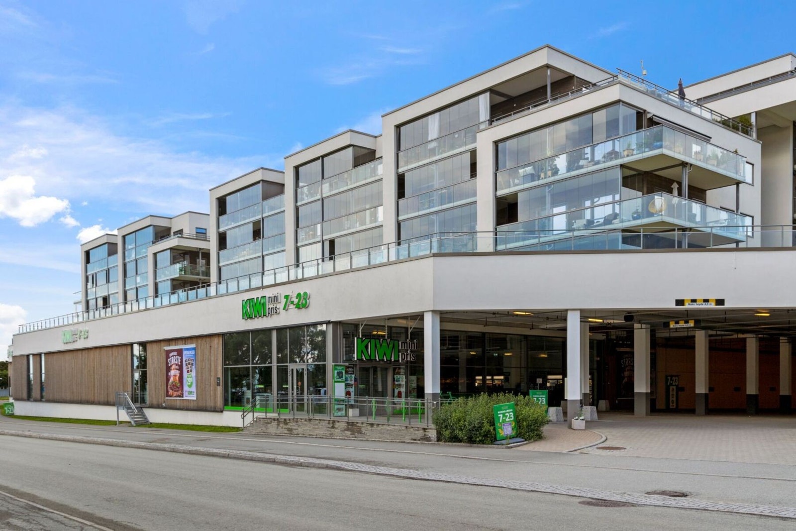 Det er flere dagligvarer i nærområdet, bl.a. Bunnpris Angelltrøa som er søndagsåpen, og Kiwi som ligger under leilighetsblokkene. Galleribilde