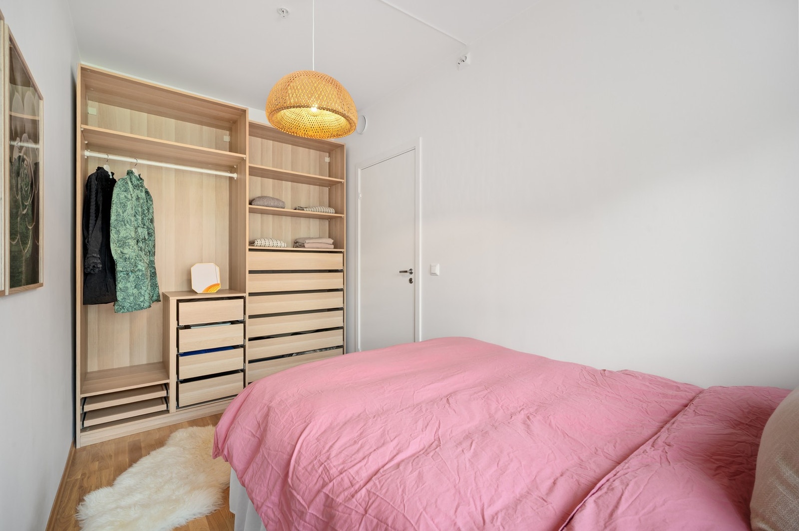 Det er innredet med en praktisk garderobeløsning. Galleribilde