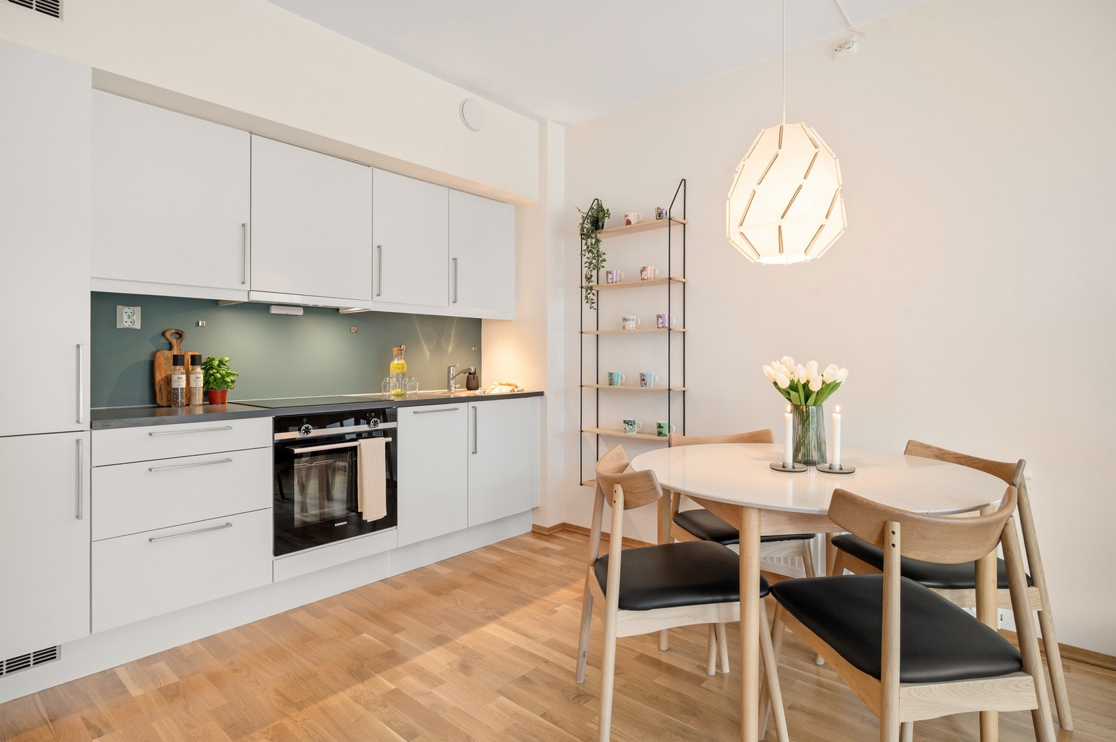 Kjøkkeninnredning fra kvalitetsleverandøren HTH. Galleribilde