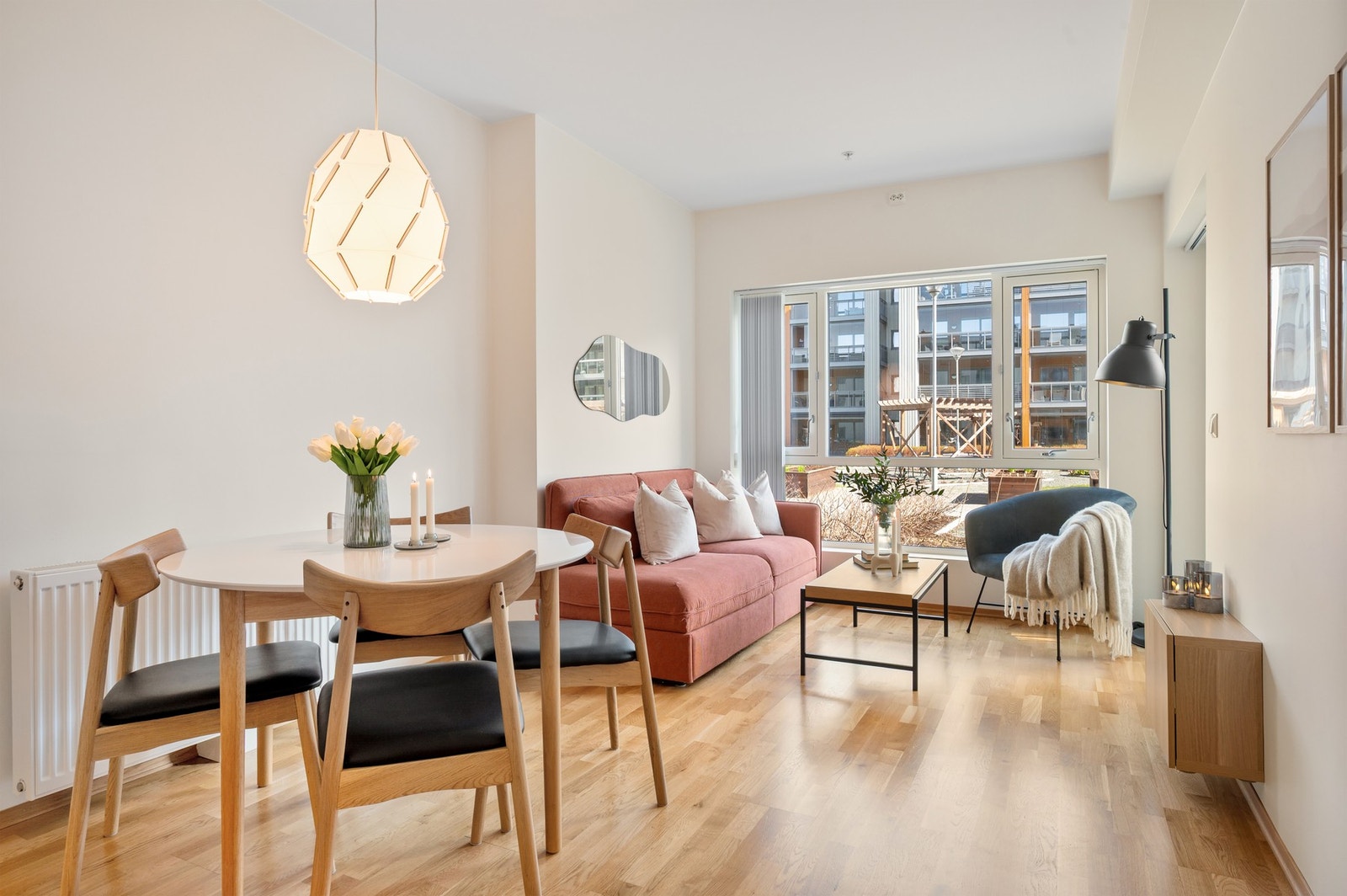 Velkommen inn. Det er gjennomgående god standard og funksjonell planløsning. Galleribilde