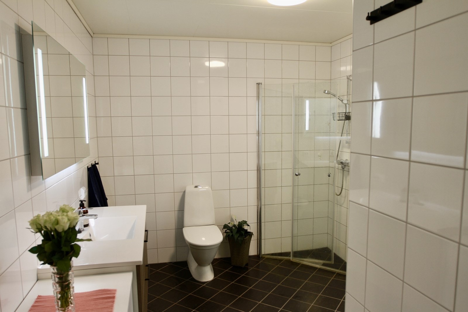 Baderom med dusjhjørne Galleribilde