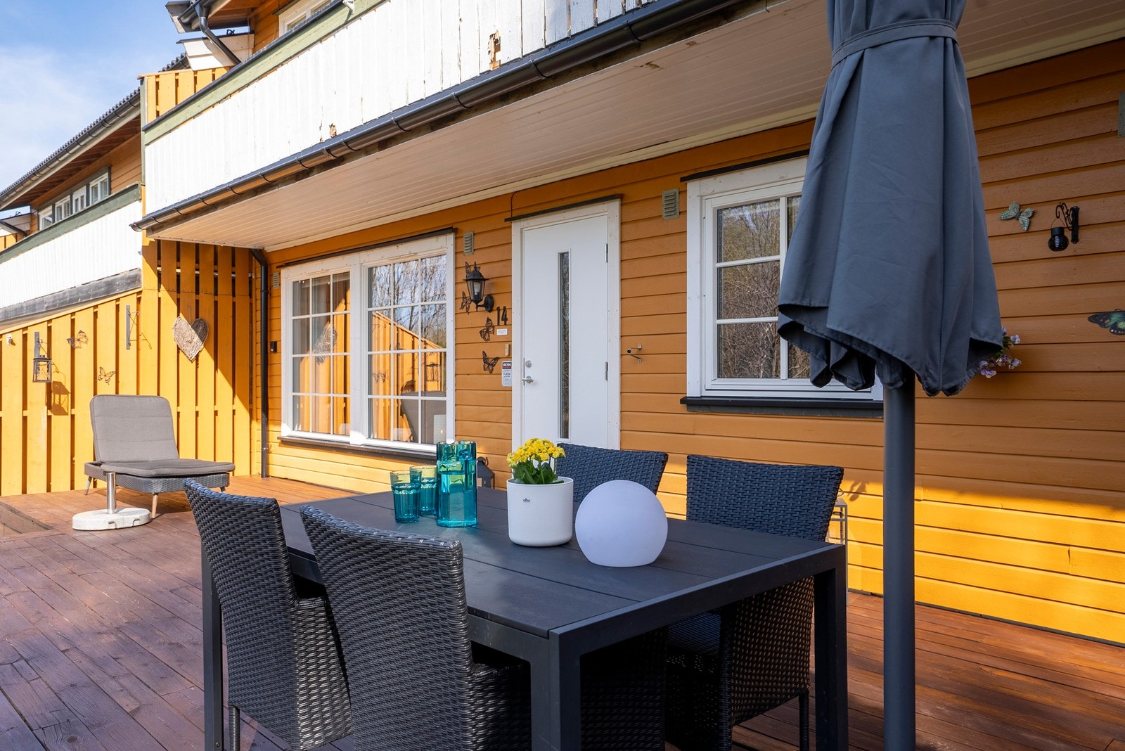 Terrassen til leiligheten over danner et overbygg over inngangspartiet, samtidig som det gir et ekstra skjermet område på uteplassen Galleribilde