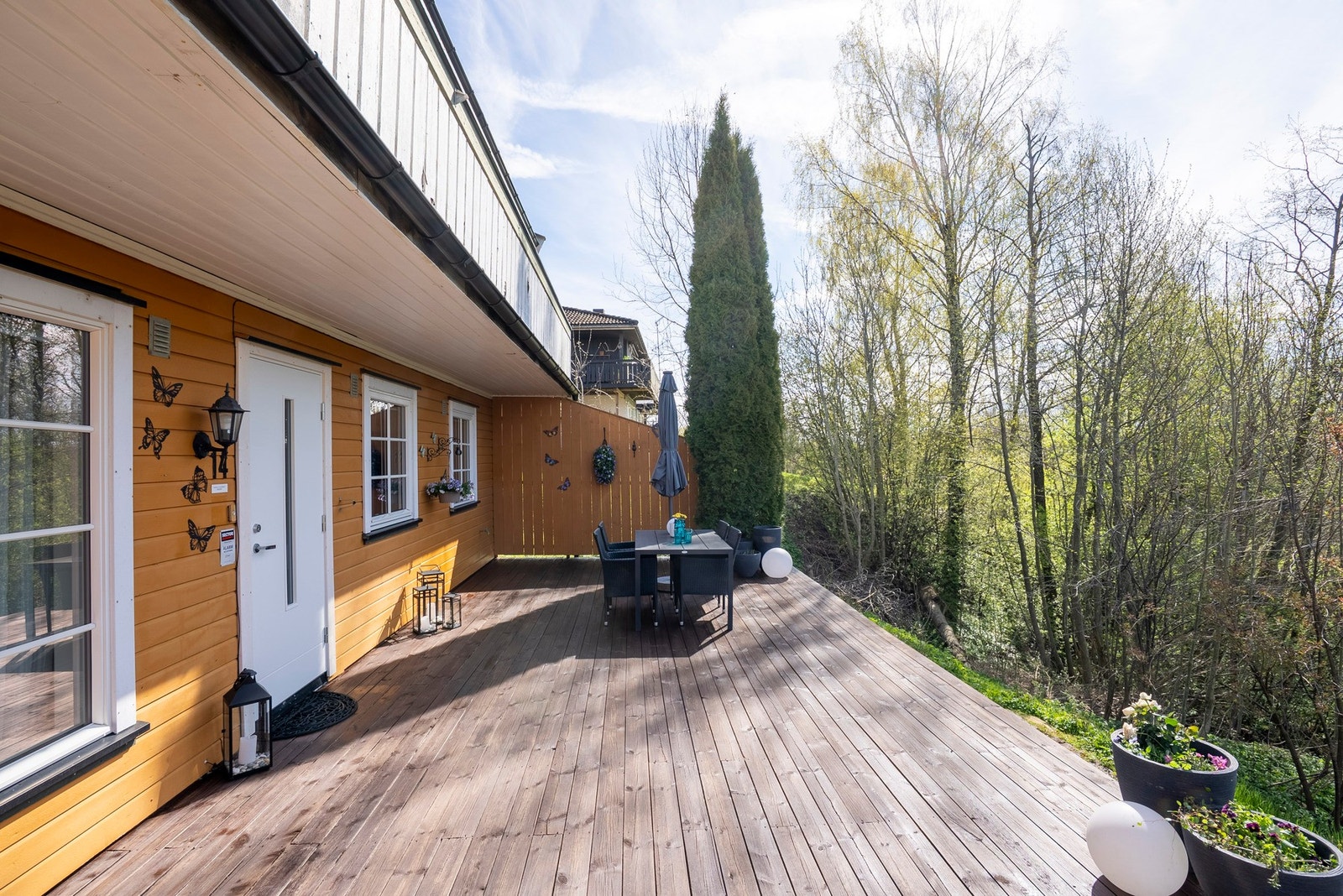Deilig og romslig terrasseområde ved inngangspartiet hvor du kan sitte usjenert Galleribilde