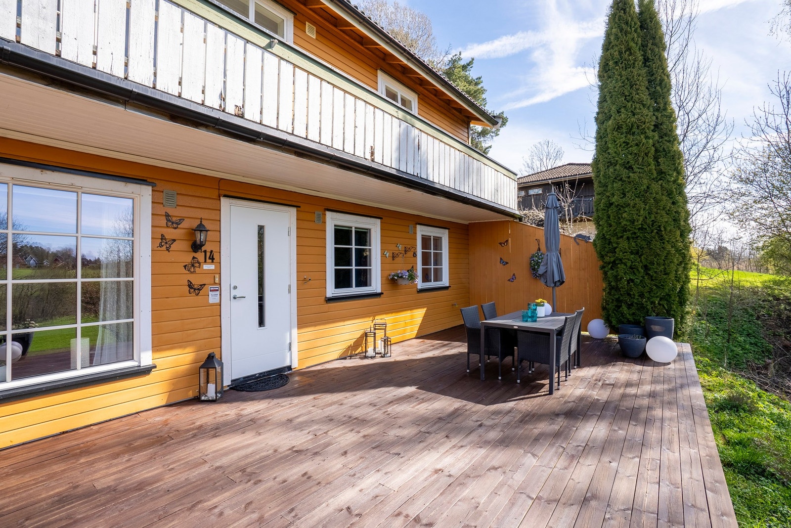 Solrik og romslig terrasseområde på 44 m2 hvor du har plass til flere sittegrupper Galleribilde
