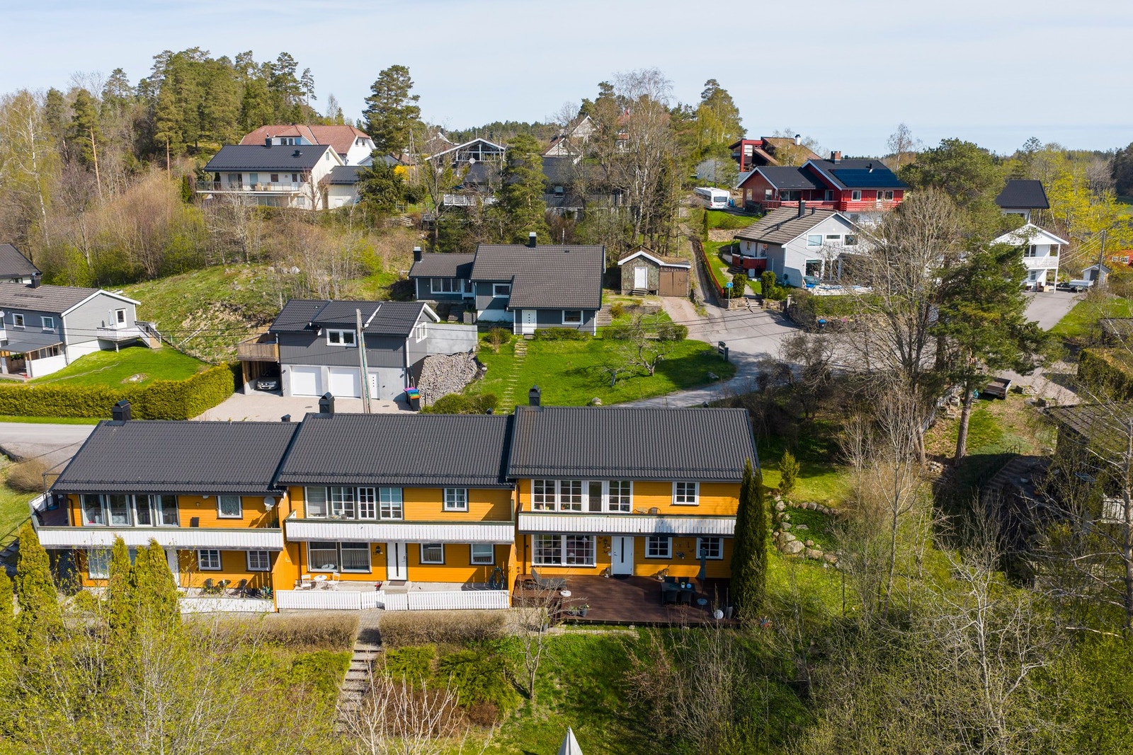 Barnevennlig og usjenert beliggenhet i veletablert boligområde like utenfor Stokke sentrum Galleribilde