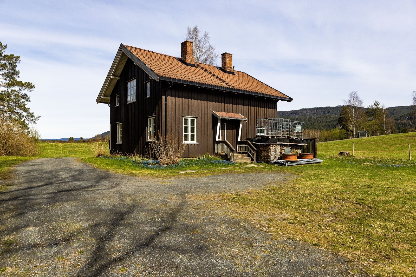 Velkommen til denne eneboligen fra 1920. Huset har en klassisk utforming med tømmermannskledning og en gruset gårdsplass. Galleribilde
