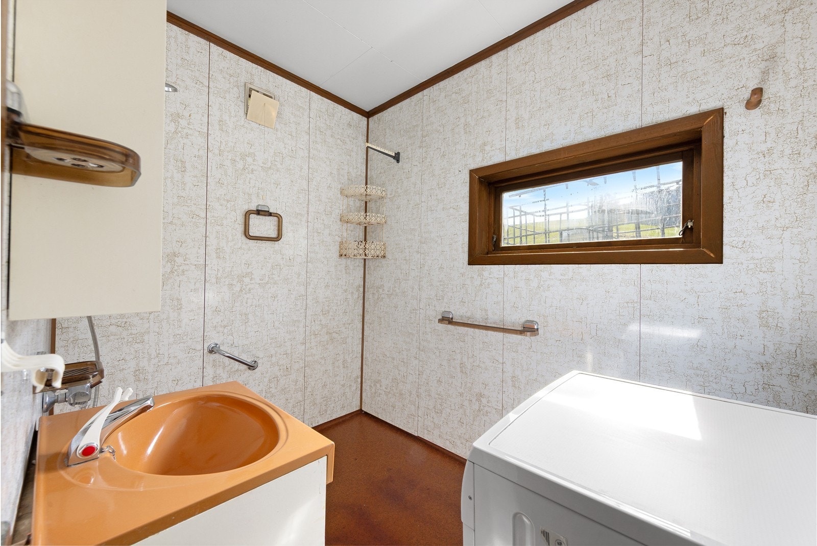 Gulvet på badet er belagt med vinylbelegg, og rommet er utstyrt med servant og dusj. Galleribilde