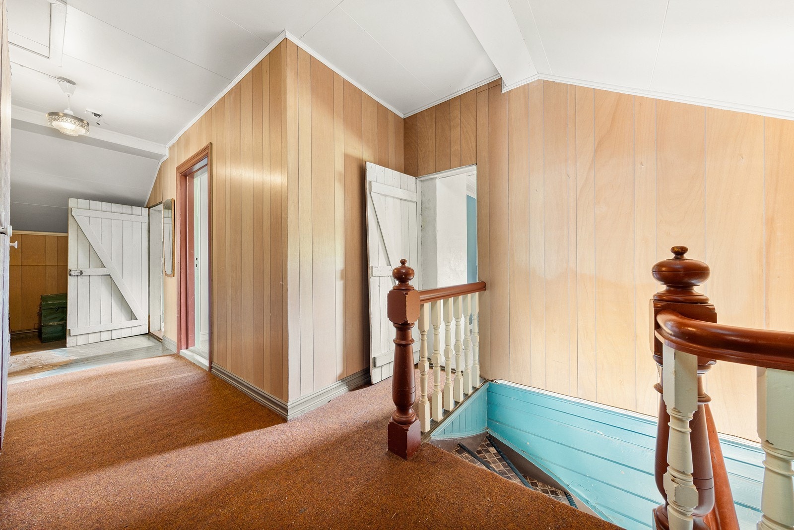 Gangen i andre etasje fordeler tilgangen til etasjens rom og har teppefliser på gulvet. Galleribilde