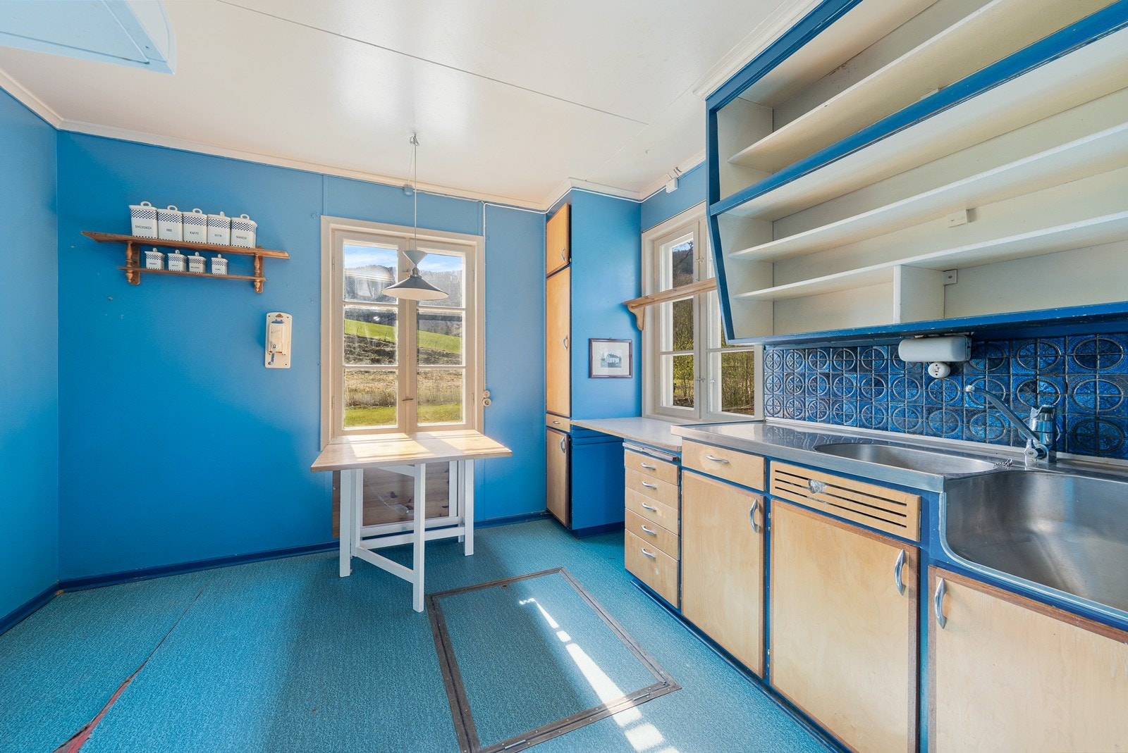 Innredningen har plass for komfyr og kjøleskap, og en kum av rustfritt stål. Galleribilde