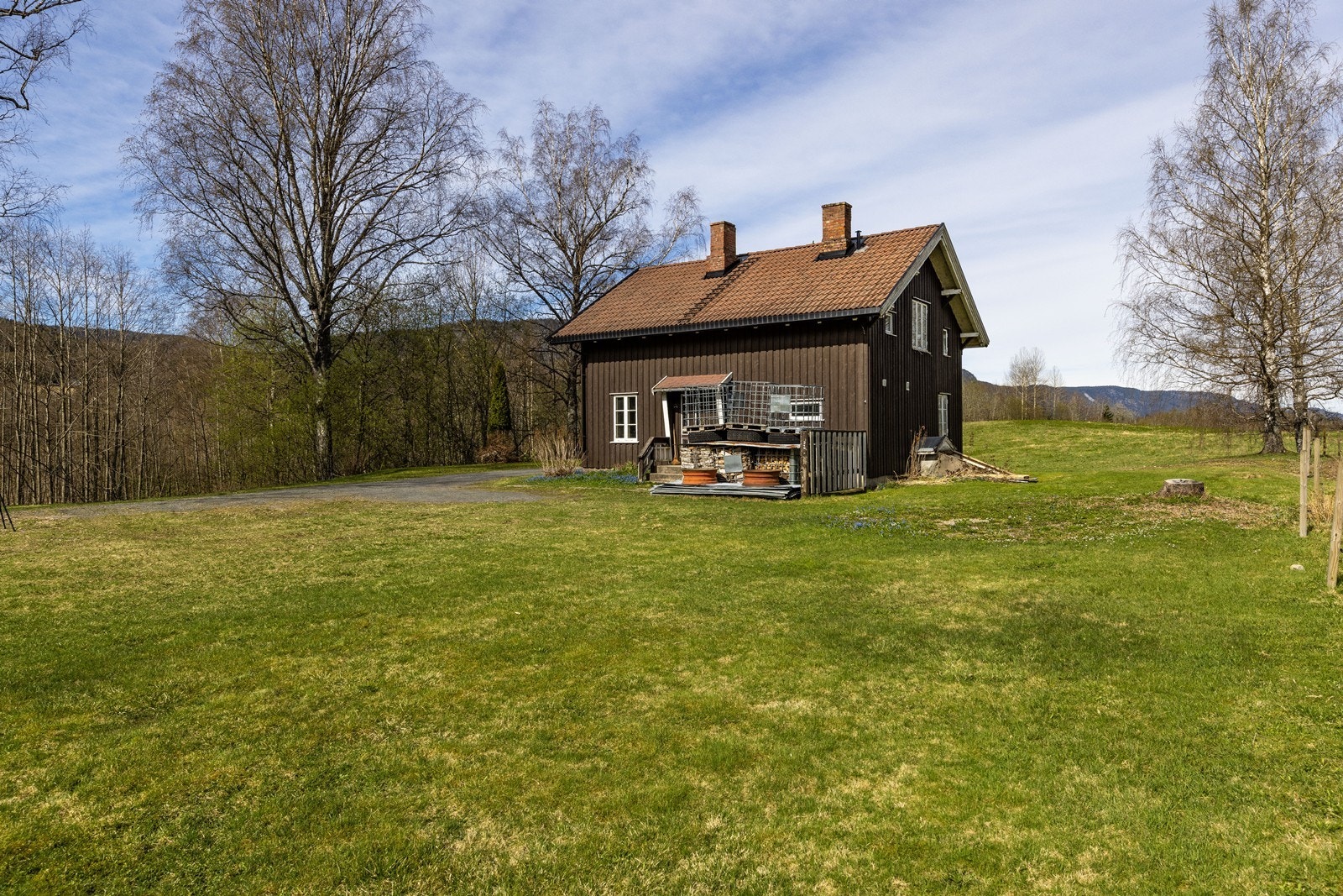 Den store tomten gir gode muligheter for hage og uteaktiviteter. Galleribilde