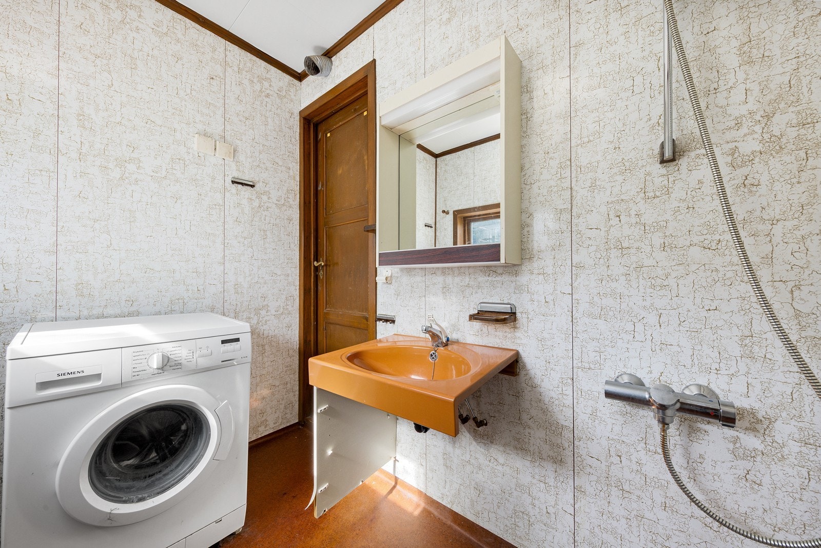 Badet i første etasje er fra 1980 og har våtromspanel på veggene og opplegg for vaskemaskin. Galleribilde