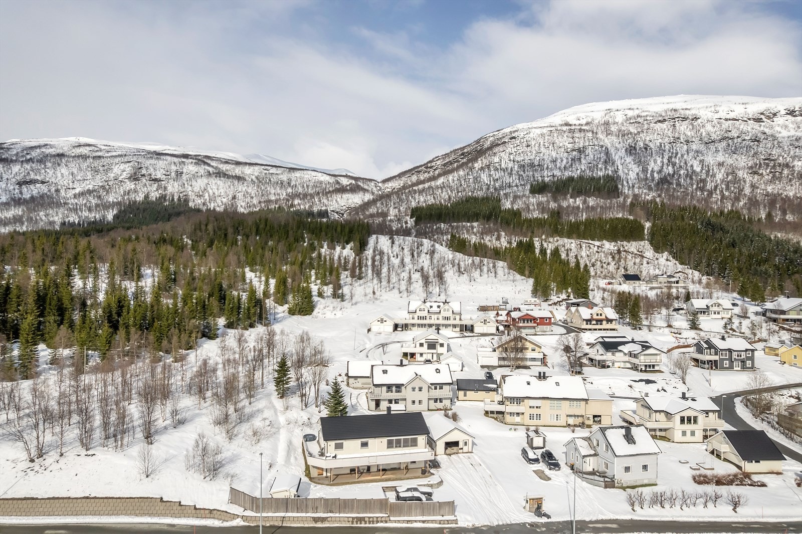 Her bor du landlig til, med fantastiske naturområder og fjelltopper like utenfor ytterdøren. Galleribilde