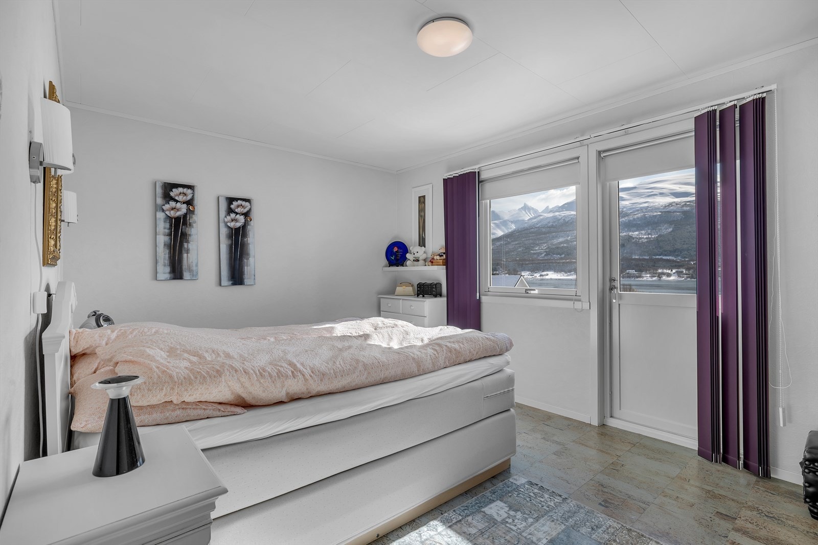 Fra soverommet har du utgang til balkongen. Galleribilde