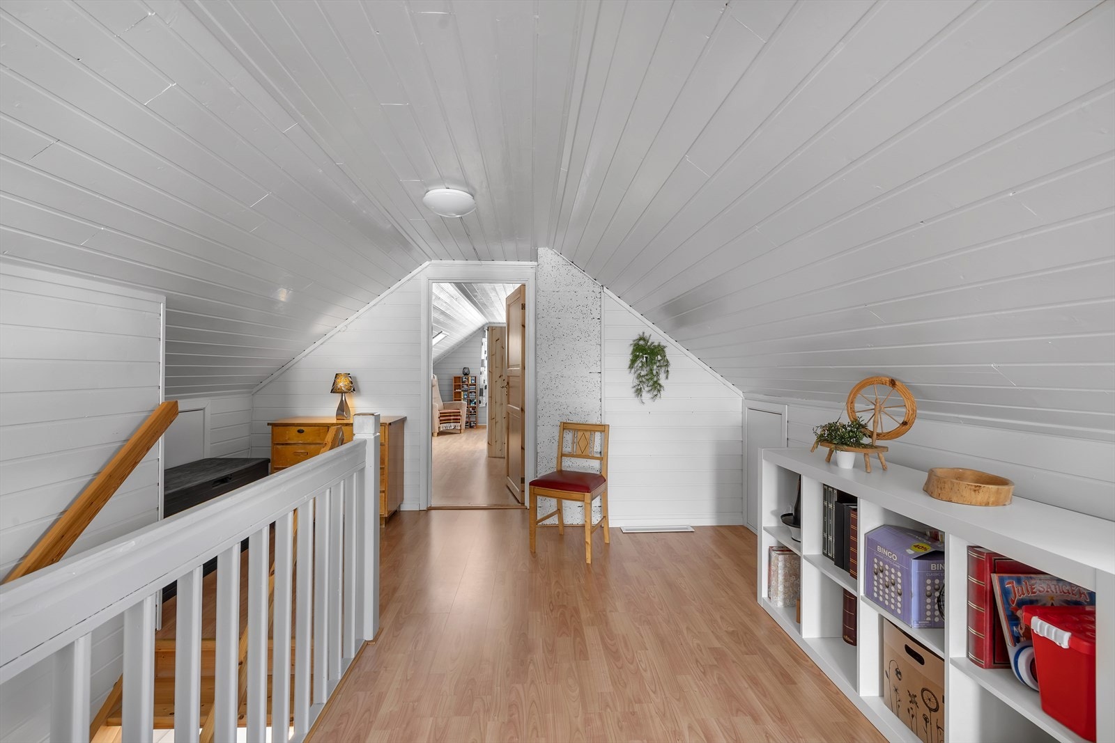 I tillegg til loftstuen finner du et av boligens soverom på øverste plan. Galleribilde