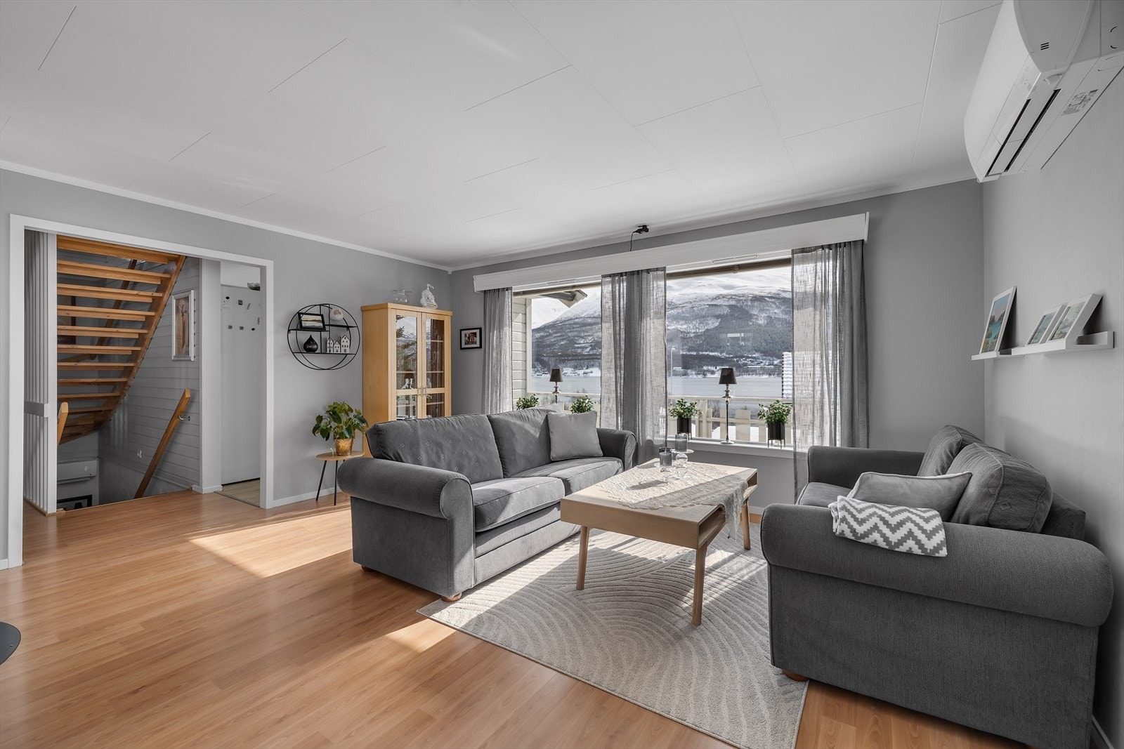 Trivelig stue med gode møbleringsmuligheter, peis og rikelig lysinnslipp! Galleribilde