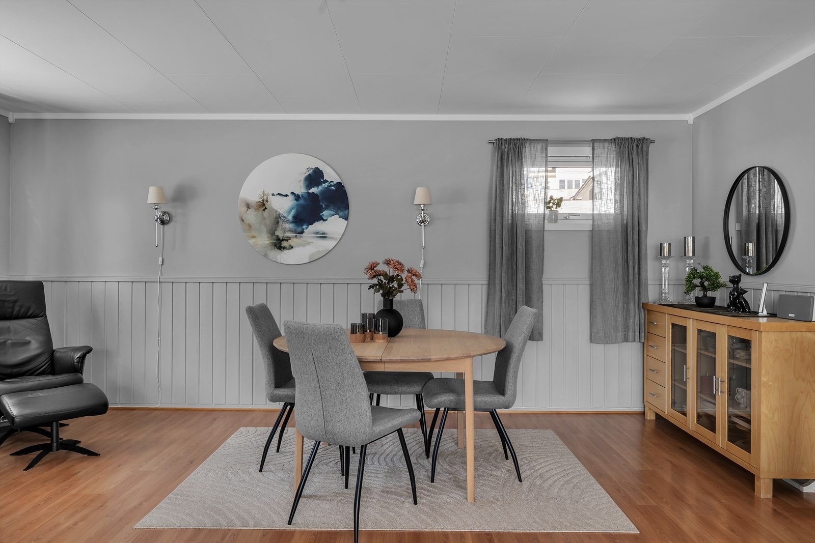 Boligen har et samlet areal på 242 m², fordelt over tre etasjer - med en attraktiv utleiedel i underetasjen! Galleribilde