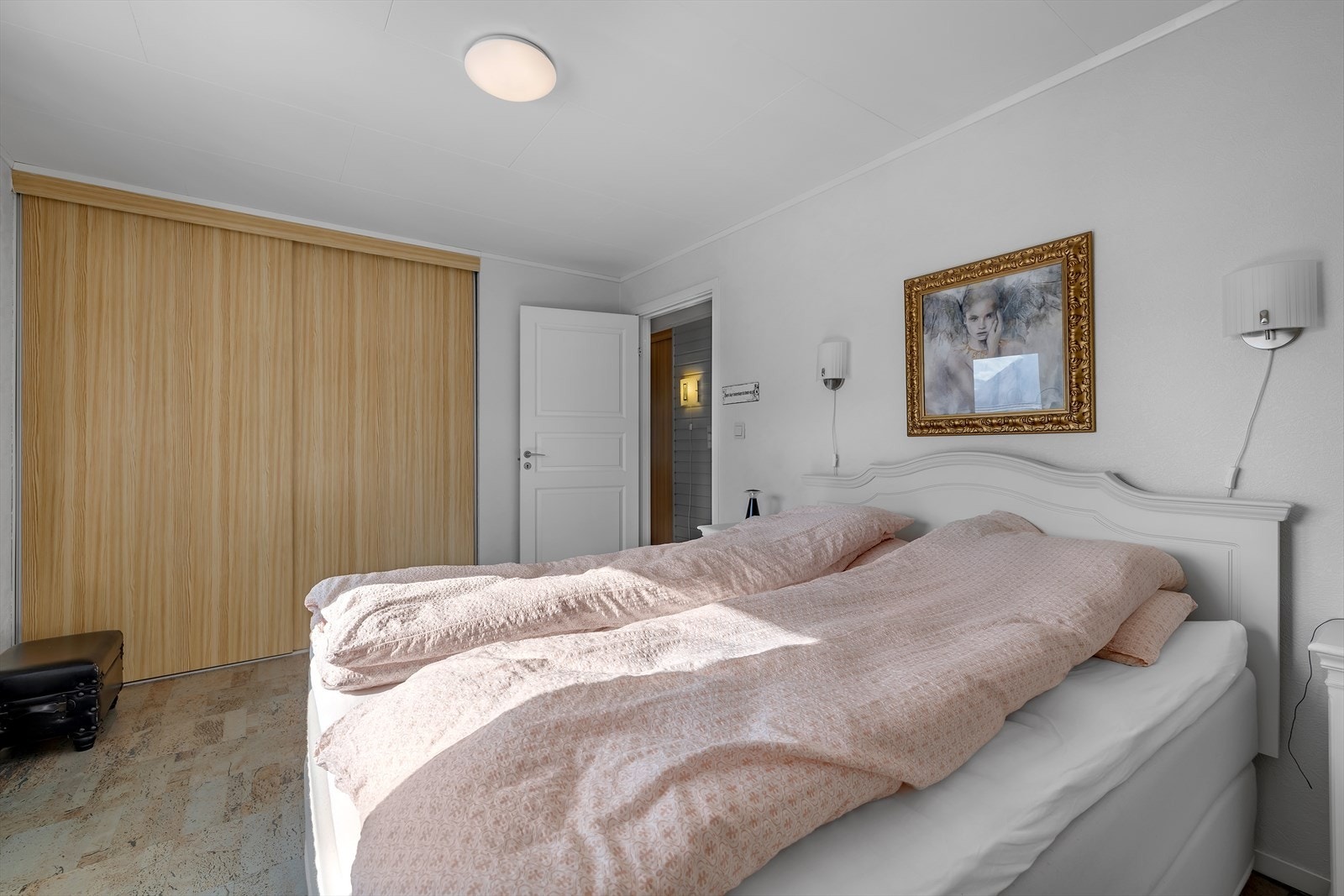 Romslig hovedsoverom - med god plass til stor seng. Innredet med en praktisk skyvedørsgarderobe. Galleribilde